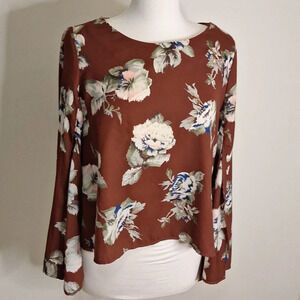 ASTR the lable floral slit sleeve top SZ M